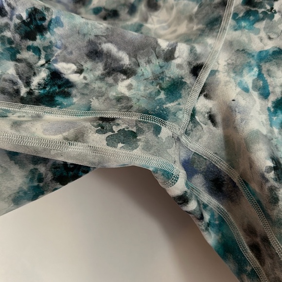 Lululemon Blue & White Kaleidofloral Multi Align Shorts 8” - Picture 4 of 7